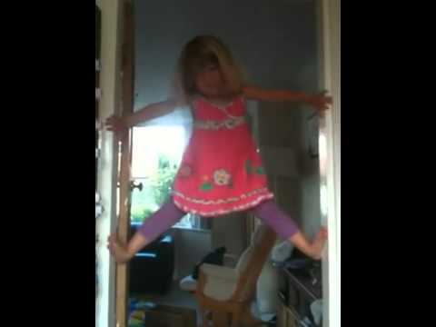 3歲"蜘蛛女"爬門框視頻爆紅網路