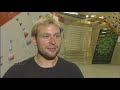 Ein Besuch in der zur Zeit weltgrößten Boulderhalle in München soll helfen, der Faszination hinter dem Trendsport Bouldern auf den Grund zu gehen. Das Film zeigt Simon Zehetmayer, einen begeisterten Outdoor-Sportler, bei seinen ersten Boulder-Versuchen. Veronika Holler, die seit zwei Jahren bouldert, erklärt unter anderem den Spaßfaktor. Zu sehen sind spektakuläre Kletteraktionen. Benedikt Angermeier