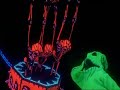 oogie boogie 
tiens, tiens, tiens !
mais quelle merveille !
le perce-oreilles, hein ? 
ouh, j'ai peur, � l'aide !
alors c'est toi, le ph�nom�ne 
dont tout le monde parle ?
ahaha ! tu veux rire ? tu veux rire ?
c'est d�mentiel ! mon oeil !
tu te fiches de moi, tu fais pas le poids
! je le crois pas ! 
quel ringard !
t'es qu'une loque ! 
t'es antique !
un tocard arthritique !
je crois bien que je vais p�ter une maille,
ou p't�t' bien que je vais crever de rire !
quand monsieur oogie boogie jette
un type sur la roulette, 
on peut �viter qu'y ait trop de casse,
en jouant impair et passe ! 
si jamais tu perds la boule, 
c'est que t'es pas vraiment cool !
oh, c'est vraiment insoutenable !
les jeux sont faits, �a roule !
wo-ho ! 

squelettes / oogie boogie /chauves-souris
wo-ho ! wo-ho ! wo-ho ! wo-ho ! wo-ho ! 
rien ne va plus, les jeux sont faits !

p�re-no�l 
d�tachez-moi, ou on vous fera
payer pour tous vos m�faits !
les enfants n'attendent plus que moi,
j'aimerais que vous le compreniez ! 

oogie boogie 
ah ! tu veux rire ? tu veux rire ? 
j'en crois pas mes oreilles ! 
c'est pas vrai ! ce type est incroyable ! 
jamais rien vu de pareil !
un vrai clown ! impayable !
t'es vraiment trop, mon pote ! 
tout de suite, avec ta permission, 
je vais te faire voir de quel bois je me chauffe. 

p�re-no�l
mais vous allez faire quoi ? 

oogie boogie 
je vais faire de mon mieux, tr�s cher ! 
wo ! 
d'un simple coup de d�s, 
j'ouvre le mus�e des horreurs !
au casino, je prends mon pied,
sauf que je suis mauvais joueur ! 
ce qui m'�clate, c'est de pouvoir jouer 
une vie � pile ou face ! 
je veux parler de toi, bien s�r, mon pote,
et je crois que tu seras coriace ! 

p�re-no�l 
lib�rez-moi vite, ou vous aurez
a r�pondre de ce crime inf�me ! 

oogie boogie
oh, vieux fr�re ! 
t'es super ! 
t'as mis en plein dans le mille !
je crois que t'as pas bien saisi
que ta vie ne tient qu'� un fil !
t'es z�ro ! t'es fini !
ton compte est bon, cr�tin ! 
je suis monsieur oogie boogie, 
par contre... toi, tu n'es... plus rien !
hahaha...