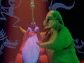 oogie boogie 
tiens, tiens, tiens !
mais quelle merveille !
le perce-oreilles, hein ? 
ouh, j'ai peur, � l'aide !
alors c'est toi, le ph�nom�ne 
dont tout le monde parle ?
ahaha ! tu veux rire ? tu veux rire ?
c'est d�mentiel ! mon oeil !
tu te fiches de moi, tu fais pas le poids
! je le crois pas ! 
quel ringard !
t'es qu'une loque ! 
t'es antique !
un tocard arthritique !
je crois bien que je vais p�ter une maille,
ou p't�t' bien que je vais crever de rire !
quand monsieur oogie boogie jette
un type sur la roulette, 
on peut �viter qu'y ait trop de casse,
en jouant impair et passe ! 
si jamais tu perds la boule, 
c'est que t'es pas vraiment cool !
oh, c'est vraiment insoutenable !
les jeux sont faits, �a roule !
wo-ho ! 

squelettes / oogie boogie /chauves-souris
wo-ho ! wo-ho ! wo-ho ! wo-ho ! wo-ho ! 
rien ne va plus, les jeux sont faits !

p�re-no�l 
d�tachez-moi, ou on vous fera
payer pour tous vos m�faits !
les enfants n'attendent plus que moi,
j'aimerais que vous le compreniez ! 

oogie boogie 
ah ! tu veux rire ? tu veux rire ? 
j'en crois pas mes oreilles ! 
c'est pas vrai ! ce type est incroyable ! 
jamais rien vu de pareil !
un vrai clown ! impayable !
t'es vraiment trop, mon pote ! 
tout de suite, avec ta permission, 
je vais te faire voir de quel bois je me chauffe. 

p�re-no�l
mais vous allez faire quoi ? 

oogie boogie 
je vais faire de mon mieux, tr�s cher ! 
wo ! 
d'un simple coup de d�s, 
j'ouvre le mus�e des horreurs !
au casino, je prends mon pied,
sauf que je suis mauvais joueur ! 
ce qui m'�clate, c'est de pouvoir jouer 
une vie � pile ou face ! 
je veux parler de toi, bien s�r, mon pote,
et je crois que tu seras coriace ! 

p�re-no�l 
lib�rez-moi vite, ou vous aurez
a r�pondre de ce crime inf�me ! 

oogie boogie
oh, vieux fr�re ! 
t'es super ! 
t'as mis en plein dans le mille !
je crois que t'as pas bien saisi
que ta vie ne tient qu'� un fil !
t'es z�ro ! t'es fini !
ton compte est bon, cr�tin ! 
je suis monsieur oogie boogie, 
par contre... toi, tu n'es... plus rien !
hahaha...