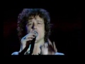 Video Oficial de la presentacion de Héroes del Silencio en el Foro Sol de México, en el marco de la gira de Regreso, el Tour 2007.

Las palabras fueron avispas
y las calles como dunas
cuando aun te espero llegar
(de un momento a otro)

En un ataúd guardo tu tacto y una corona
con tu pelo enmarañado
queriendo encontrar un arcoiris infinito

Mis manos que aún son de hueso
y tu vientre sabe a pan
la catedral que es tu cuerpo
lo será del enemigo

Eras verano y mil tormentas
y yo el león que sonríe a las paredes
que he vuelto a pintar del mismo color

No sé distinguir entre besos y raíces
no sé distinguir lo complicado de lo simple

Y ahora estás en mi lista
de promesas a olvidar
todo arde si le aplicas la chispa adecuada

Escribe con carbón en mi pensamiento
que cruzamos océanos de tiempo
dibujando los garabatos de mis fantasías
poco es tanto cuando poco necesitas

El fuego que era a veces propio
la ceniza siempre ajena
blanca esperma resbalando por la espina dorsal

Ya somos más viejos y sinceros y que más da
si miramos la laguna como llaman ala eternidad
de la ausencia

No sé distinguir entre besos y raíces
no sé distinguir lo complicado de lo simple

Y ahora estás en mi lista
de promesas a olvidar
todo arde si le aplicas la chispa adecuada

No sé distinguir entre besos y raíces
no sé distinguir lo complicado de lo simple

Y ahora estás en mi lista
de promesas a olvidar
todo arde si le aplicas la chispa adecuada

···///HDS///···