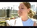 una chica muy morbosilla explicando al personal como se castra un macho