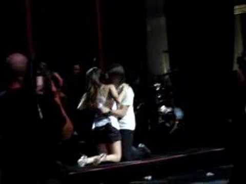 Último show de Sandy e Junior - abraço final