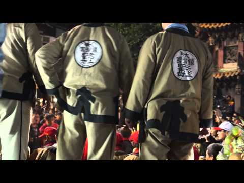 (豬哥機)搬著翡翠媽祖準備進廟-大甲鎮瀾宮2011辛卯年翡翠媽祖遶境回鑾-