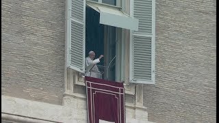 Pope Francis Invites All Young People to Help Prepare October Synod