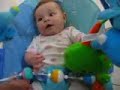 lara irupe jugando con sonajeros y los juguetes