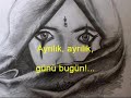 Ayrılık GÜnü Kalbimde bir yaranın izi kaldı sevgilim Aşkımızda ellerin gözü kaldı sevgilim Gönlümün baharında solmayan bir çiçektin Yalancı şu dünyada sen herşeyden gerçektin Ayrılık ayrılık günü bugün Ayrılık ayrılık günü bugün Bugün ayrılık günü, dökülsün gözyaşımız Fani dünyaya döndü, gerçek olan aşkımız Sevilmeden sevilmez, kuru ağaç eğilmez Kalp Allah yapısıdır, kalbe asla değilmez!