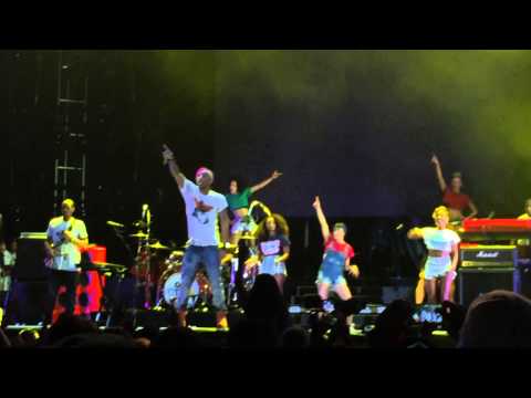 sneak peek new music - Pharrell shows us a Sneak Peek of Gwen Stefani's New music 2014 on his phone through speakers!
