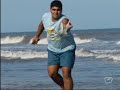 Derrubada ecológicaÉ difícil imaginar que a derrubada de milhares árvores seja a solução para um problema ambiental. Mas é exatamente isso que está ajudando a preservar o Parque Nacional da Lagoa do Peixe, no extremo sul do Brasil. O pinus, plantado antes da criação da reserva, virou uma ameaça a um dos maiores santuários ecológicos da região. Analice Bolzan esteve na reserva para mostrar como a retirada da espécie vai garantir a sobrevivência da fauna e flora nativas. Esta matéria foi exibida no Via Legal 348 em 06/05/2009