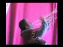 ac� teniu a julian emulant a louis armstrong
