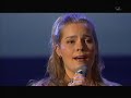 johanna iivanainen esitt�� y�:n kappaleen joutsenlaulu.