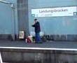 Singender Penner Landungsbrücken