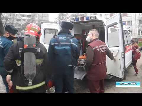 На пожаре в Гомеле сотрудники МЧС спасли мужчину видео