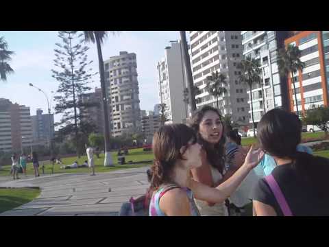 Las burbujas hicieron brillar al faro de Miraflores