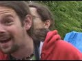 www.KissBarna.hu www.NEMADOMFEL.hu A most következő felvétel 2008. július 8-án készült Balatonfüreden, a Móló Színpadon, amikor a szűnni nem akaró esőzés miatt már órák óta ácsorogtunk a színpad világot jelentő deszkáin, s mivel az időjárás miatt nem pakolhattuk ki a hangtechnikát, ACAPELLA éneklésbe kezdtünk csekély acapellai gyakorlattal, ám nagy-nagy bátorsággal és lelkesedéssel. A filmen a NEMADOMFEL Együttes látható és hallható!