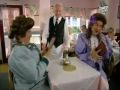 Emily und Florence im Café