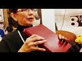 Pilar del Rio muestra los manuscritos de 