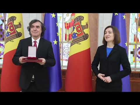 De Ziua Națională a Lecturii, Președinta Maia Sandu l-a decorat  pe scriitorul Mircea Cărtărescu cu „Ordinul de Onoare”