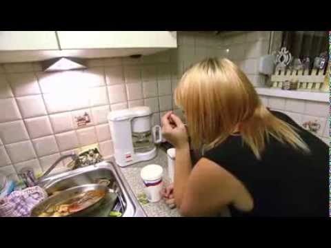 blonde - Une blonde qui ne sait pas faire tourner une machine à café ! RETROUVEZ-NOUS : WEBSITE : http://www.SitesQuiBuzz.com https://www.facebook.com/Blog.SitesQuiBu...