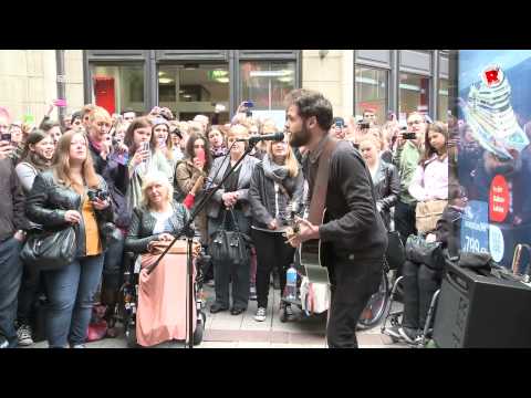 Passenger - Passenger (Mike Rosenberg) spielt Live und Unplugged in der Spitalerstraße vor dem Radio Hamburg Studio.