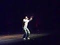 Sanaka au culot en plein milieu du show de Tomer Sisley