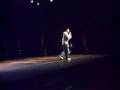 Sanaka au culot en plein milieu du show de Tomer Sisley