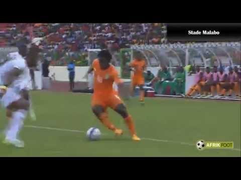Cote - Exceptionnel geste technique de l'international ivoirien lors de la 2ème journée des phases de poules de la CAN 2015 face au Mali. Côte d'Ivoire : Gbohou - Aurier, Kolo Touré, Bailly,...