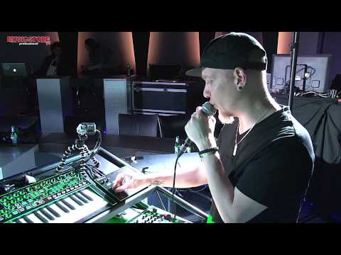 Vocoder - http://www.musicstore.de/de_DE/EUR/art-DJE0005088-000?campaign=yt ROLAND präsentiert die brandneue Produktlinie AIRA auf der Dancefair Messe in Utrecht und M...