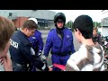 poliisi testaa kempeleen yl�asteen oppilaiden mopoja.