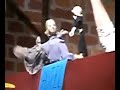 Olaf Schubert präsentiert seine Hörspiele mittels Handpuppen - LIVE!