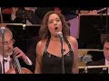 una demostraci�n de la genialidad de esta cantante cubana que hace una creaci�n en cada tema que interpreta. aqu� la vemos en el auditorio alfredo kraus de las palmas de gran canaria, con la orquesta filarm�nica y coros de esa ciudad, dirigidos por pedro halffter, el 15 de julio de 2006, en el homenaje a n�stor �lamo hern�ndez en el centenario de su nacimiento.