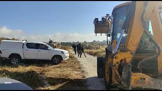 הפינוי הראשון של בנט: נערים נעצרו לאחר שניסו למנוע את הרס מאחז עוז ציון