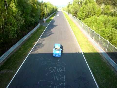 döttinger - Die Strecke war über eine Stunde gesperrt. Direkt nach der Freigabe flogen die Fahrzeuge einer nach dem anderen unter der Brücke her.
