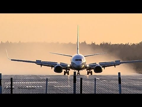 rynair 737 - So.. here's my first video in 2013, hope you like it! Aircraft: Boeing 737-8AS(WL) Airline: Ryanair Reg: EI-EKV First flight: 03-03-2010 Flight: FR8365 Engin...