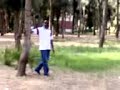 يمشى بين الاشجار