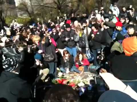 Cientos se reúnen en el Central Park de Nueva York para recordar a John Lennon