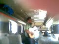 Jesús Adrián Romero cantando en un bus