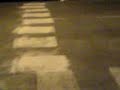 a poggibonsi pizzaiolo si fa le strisce davanti alla sua pizzeria per dare maggiore sicurezzaa i suoi clienti