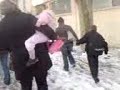 Antibes sous la neige.Les films ethnologiques que vous allez découvrir s'adressent aux générations à venir.A l'heure où la planète se réchauffe, Antibes se recouvre d'un épais manteau neigeux. Pourquoi ? Comment ? Et où ai-je mis ma clef de sol, hein, ha ?!J'accomplis ici mon devoir de mémoire en tant que citoyen, témoin d'événements extraordinaires.Voici le second opus d'un septuor aussi pertinent que cocasse.