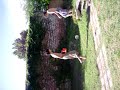 Lucas tirandole agua en un valdesito a doti