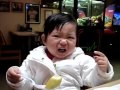 Les bébés et le citron