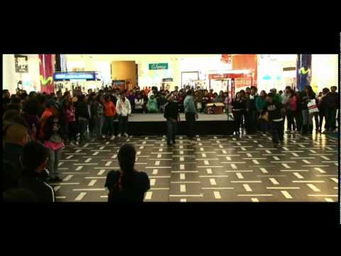 Jóvenes irrumpieron en el Mega Plaza con bailes y piruetas
