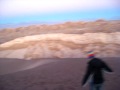 la bajada por la duna en el valle de la luna