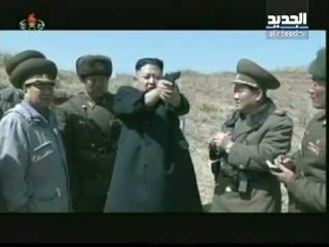 الكوري - التلفزيون الكوري الشمالي الرسمي يبث مشاهد للزعيم كيم جونغ أون يشرف شخصيا من أرض المعركة على مناورة عسكرية، كما يقوم بتوجيه ملاحظات...