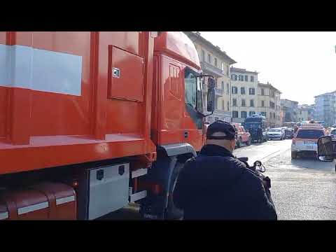 L'arrivo dei vigili del fuoco nel cantiere in cui è avvenuto il crollo