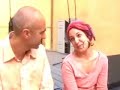 memorie della terra
racconti e canti di lavoro e di lotta del salento (sabato 8 marzo 2008 al teatro dei dioscuri di roma).

testi di vincenzo santoro; voci narranti: vincenzo santoro e anna cinzia villani; canti eseguiti da: daniele girasoli (voce, tamburello, cucchiai, armonica a bocca), maria mazzotta (voce, tamburello, cupa cupa), enrico noviello (voce, tamburello, chitarra battente), anna cinzia villani (voce, organetto diatonico, armonica a bocca, tamburello)
15 maggio 1935. a tricase, cittadina dell'estremo lembo meridionale del salento, le operaie tabacchine scendono in piazza per protestare contro la volont� degli esponenti locali del regime fascista di trasferire in un altro luogo il 