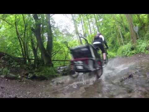 Mountainbiken  mit Kinderanhänger