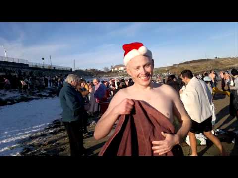 Fría tradición navideña: irlandeses se bañaron en el mar a bajas temperaturas