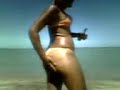 Paulinha passando o bronzeador...