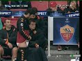 Joueur de foot soigne ses bijoux